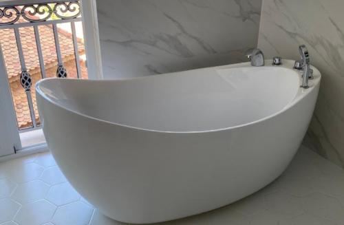 Bồn tắm giá rẻ, bồn tắm nằm giá khuyến mại cuối năm