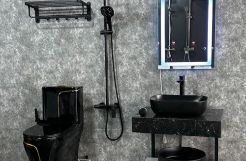 Combo phòng tắm-thiết bị vệ sinh màu đen trọn bộ 10 món